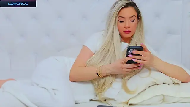 Snapshot of AriannaSins chatting on 02/24/25, 04:15 AriannaSins online show from 02/24/25, 04:15