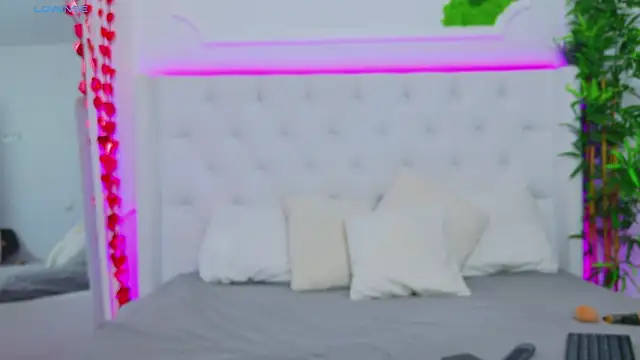 Snapshot of AriannaSins chatting on 03/10/25, 01:21 AriannaSins online show from 03/10/25, 01:21