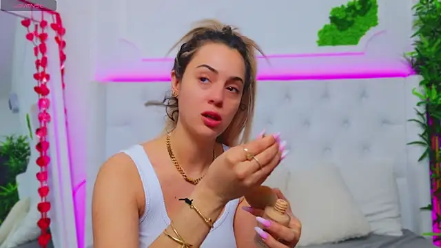 Snapshot of AriannaSins chatting on 03/22/25, 05:39 AriannaSins online show from 03/22/25, 05:39