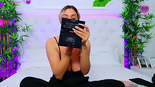 Snapshot of AriannaSins chatting on 10/03/25, 04:48 AriannaSins online show from 10/03/25, 04:48