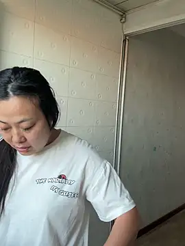 Snapshot of aini-maili chatting on 10/22/25, 10:42 aini-maili online show from 10/22/25, 10:42
