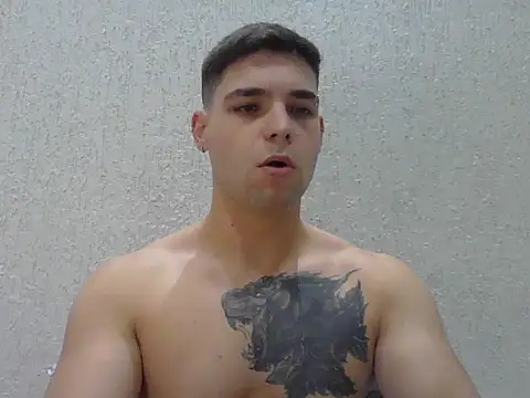 Snapshot of Zure-xxx chatting on 04/27/26, 11:25 Zure-xxx online show from 04/27/26, 11:25