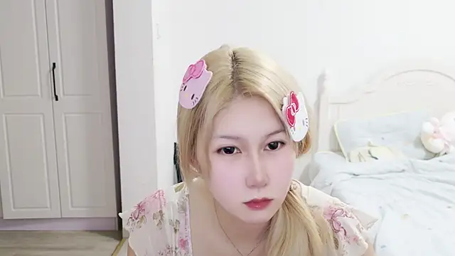 Snapshot of The_icy_moon chatting on 06/15/26, 10:39 The icy moon online show from 06/15/26, 10:39