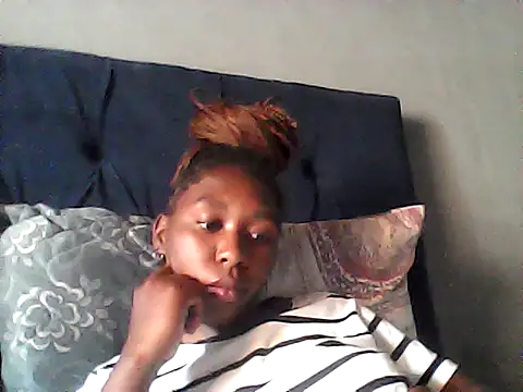 Snapshot of sexysmalldaily04 chatting on 10/26/25, 12:22 sexysmalldaily04 online show from 10/26/25, 12:22