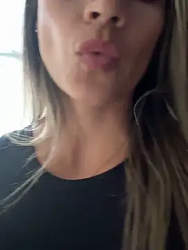 valentina herrrera online show from 10/31/25, 09:27