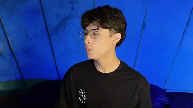 Snapshot of Aaron_Eze chatting on 10/25/25, 09:20 Aaron Eze online show from 10/25/25, 09:20