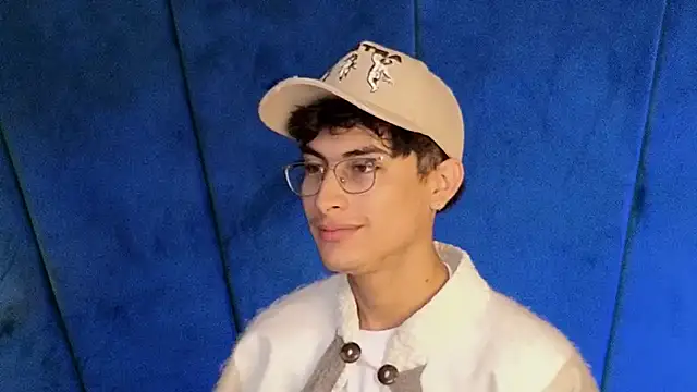 Snapshot of Aaron_Eze chatting on 10/26/25, 08:48 Aaron Eze online show from 10/26/25, 08:48