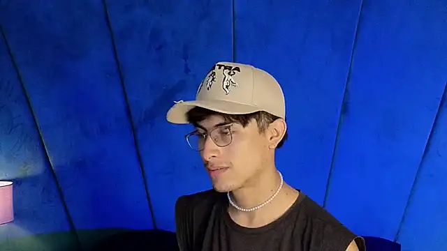 Snapshot of Aaron_Eze chatting on 10/28/25, 09:28 Aaron Eze online show from 10/28/25, 09:28