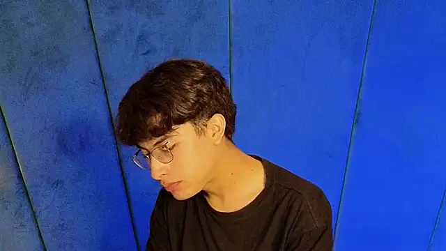 Snapshot of Aaron_Eze chatting on 11/01/25, 10:12 Aaron Eze online show from 11/01/25, 10:12