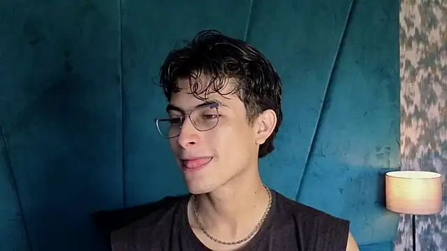 Snapshot of Aaron_Eze chatting on 11/02/25, 09:50 Aaron Eze online show from 11/02/25, 09:50