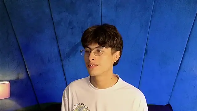 Snapshot of Aaron_Eze chatting on 11/04/25, 10:09 Aaron Eze online show from 11/04/25, 10:09