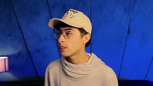 Snapshot of Aaron_Eze chatting on 11/05/25, 10:43 Aaron Eze online show from 11/05/25, 10:43