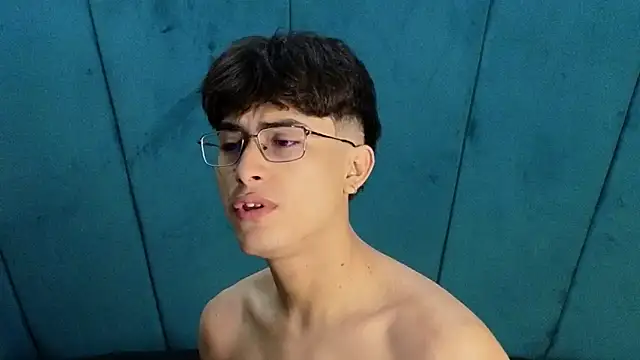 Snapshot of Aaron_Eze chatting on 11/06/25, 11:26 Aaron Eze online show from 11/06/25, 11:26