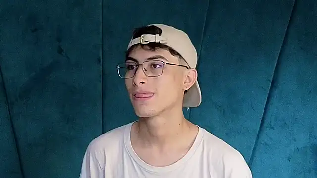 Snapshot of Aaron_Eze chatting on 11/08/25, 07:56 Aaron Eze online show from 11/08/25, 07:56