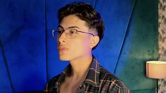 Snapshot of Aaron_Eze chatting on 11/15/25, 09:11 Aaron Eze online show from 11/15/25, 09:11