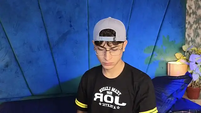 Snapshot of Aaron_Eze chatting on 11/16/25, 08:25 Aaron Eze online show from 11/16/25, 08:25