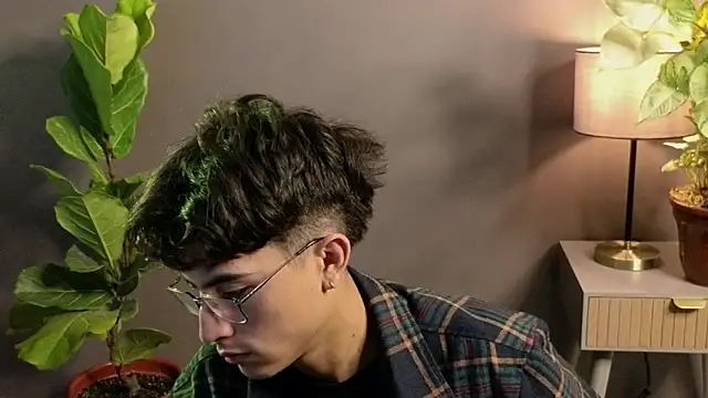 Snapshot of Aaron_Eze chatting on 11/17/25, 09:20 Aaron Eze online show from 11/17/25, 09:20