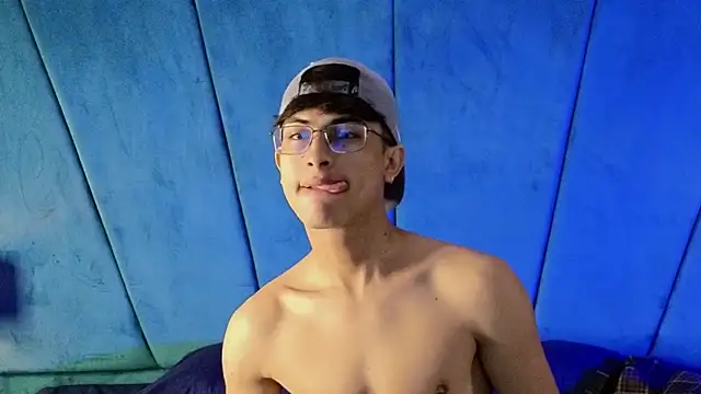 Snapshot of Aaron_Eze chatting on 11/18/25, 09:30 Aaron Eze online show from 11/18/25, 09:30