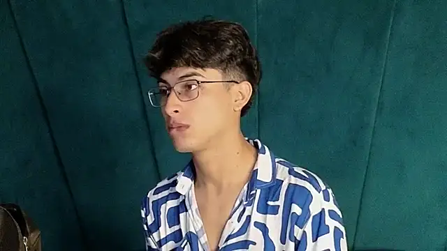 Snapshot of Aaron_Eze chatting on 11/20/25, 09:03 Aaron Eze online show from 11/20/25, 09:03