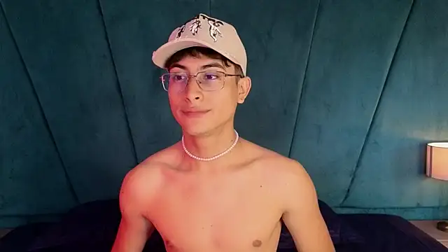 Snapshot of Aaron_Eze chatting on 11/21/25, 08:18 Aaron Eze online show from 11/21/25, 08:18