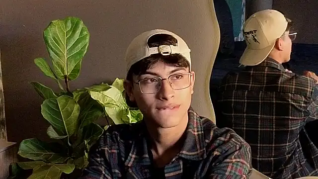 Snapshot of Aaron_Eze chatting on 11/23/25, 08:52 Aaron Eze online show from 11/23/25, 08:52