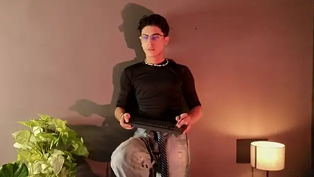 Snapshot of Aaron_Eze chatting on 11/26/25, 01:28 Aaron Eze online show from 11/26/25, 01:28