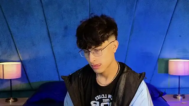 Snapshot of Aaron_Eze chatting on 11/26/25, 10:22 Aaron Eze online show from 11/26/25, 10:22