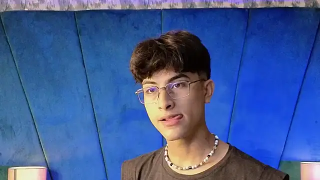 Snapshot of Aaron_Eze chatting on 11/27/25, 09:17 Aaron Eze online show from 11/27/25, 09:17