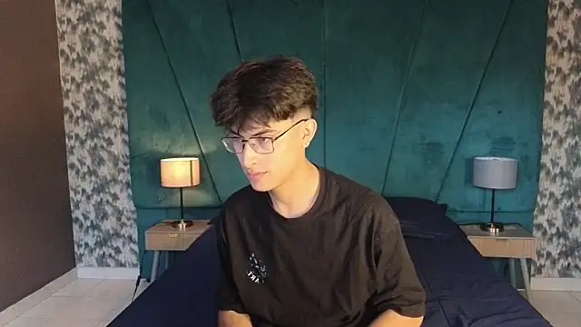 Snapshot of Aaron_Eze chatting on 11/29/25, 09:29 Aaron Eze online show from 11/29/25, 09:29