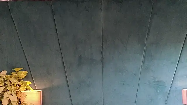 Snapshot of Aaron_Eze chatting on 11/30/25, 01:04 Aaron Eze online show from 11/30/25, 01:04