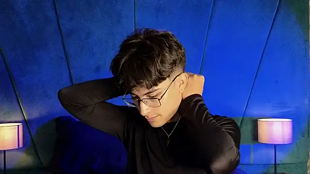 Snapshot of Aaron_Eze chatting on 12/02/25, 10:05 Aaron Eze online show from 12/02/25, 10:05