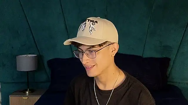 Snapshot of Aaron_Eze chatting on 12/03/25, 09:46 Aaron Eze online show from 12/03/25, 09:46