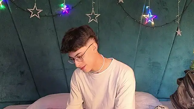 Snapshot of Aaron_Eze chatting on 12/13/25, 09:42 Aaron Eze online show from 12/13/25, 09:42