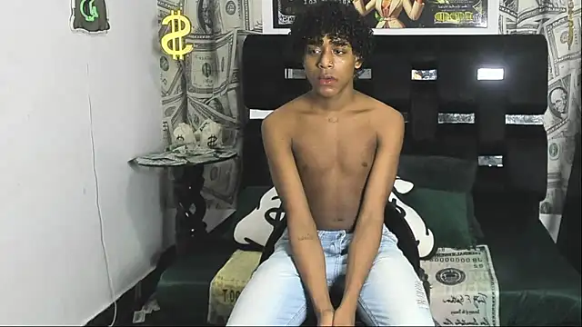 Snapshot of Latin_Femboy13 chatting on 10/19/25, 08:31 Latin Femboy13 online show from 10/19/25, 08:31