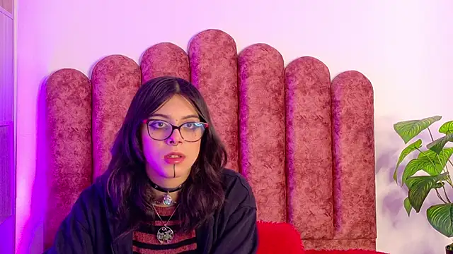 Snapshot of Lullaby_Charade chatting on 11/17/25, 12:00 Lullaby Charade online show from 11/17/25, 12:00