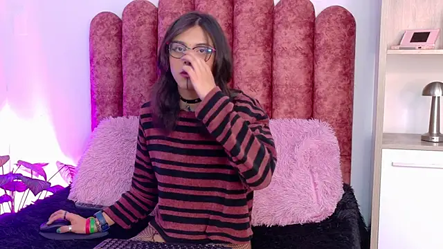 Snapshot of Lullaby_Charade chatting on 11/24/25, 01:00 Lullaby Charade online show from 11/24/25, 01:00