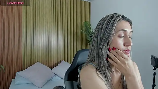 karlyy  online show from 11/26/25, 02:12