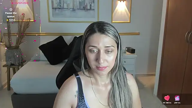 karlyy  online show from 12/01/25, 07:41