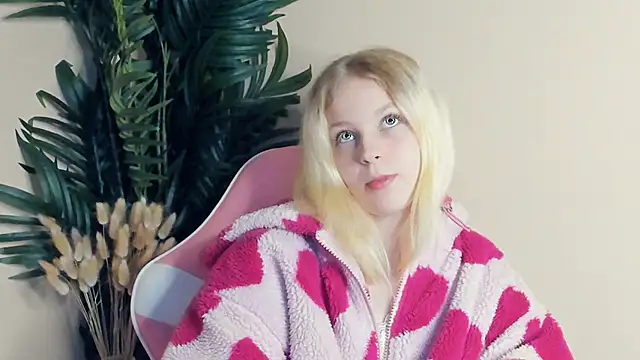 Snapshot of EufemiaLynes chatting on 10/17/25, 02:52 EufemiaLynes online show from 10/17/25, 02:52