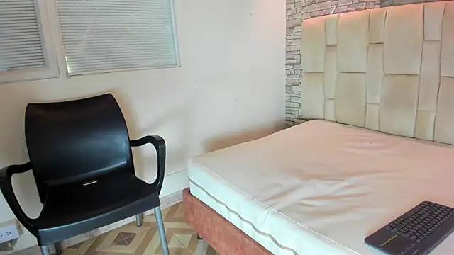 Snapshot of Owenn_17 chatting on 10/20/25, 03:51 Owenn 17 online show from 10/20/25, 03:51