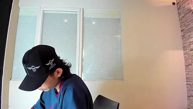 Snapshot of Owenn_17 chatting on 10/23/25, 04:12 Owenn 17 online show from 10/23/25, 04:12