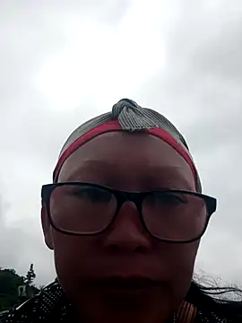 Snapshot of nui-show chatting on 10/17/25, 04:37 nui-show online show from 10/17/25, 04:37