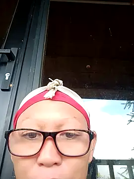 Snapshot of nui-show chatting on 10/18/25, 04:48 nui-show online show from 10/18/25, 04:48