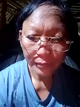 Snapshot of nui-show chatting on 10/26/25, 01:28 nui-show online show from 10/26/25, 01:28