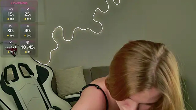 Snapshot of bella_xx__ chatting on 04/14/26, 02:06 bella xx online show from 04/14/26, 02:06