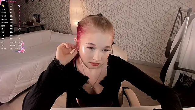 NayaValen online show from 12/16/25, 03:44