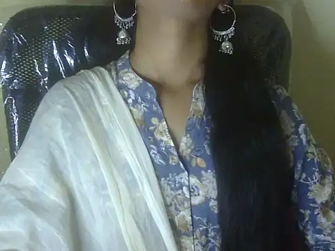 Snapshot of Shezi_N chatting on 10/23/25, 02:33 Shezi N online show from 10/23/25, 02:33
