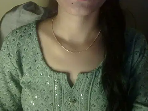 Snapshot of Shezi_N chatting on 04/15/26, 01:40 Shezi N online show from 04/15/26, 01:40