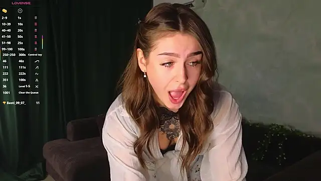 Snapshot of TinyMollys chatting on 10/29/25, 03:36 TinyMollys online show from 10/29/25, 03:36