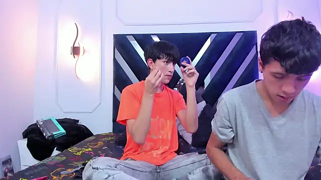 Snapshot of hoot_booys_ chatting on 11/17/25, 07:52 hoot booys online show from 11/17/25, 07:52